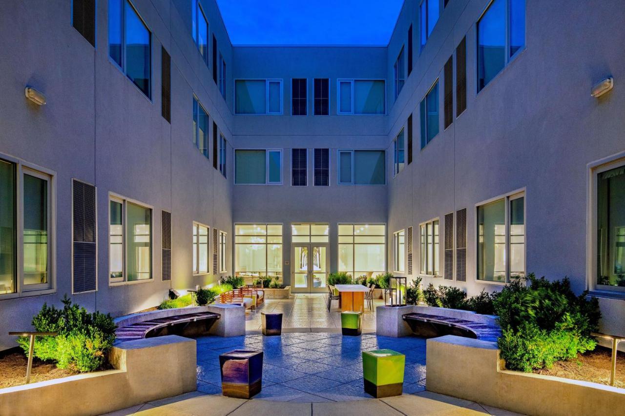 Hotel Element Hampton Peninsula Town Center Exterior foto